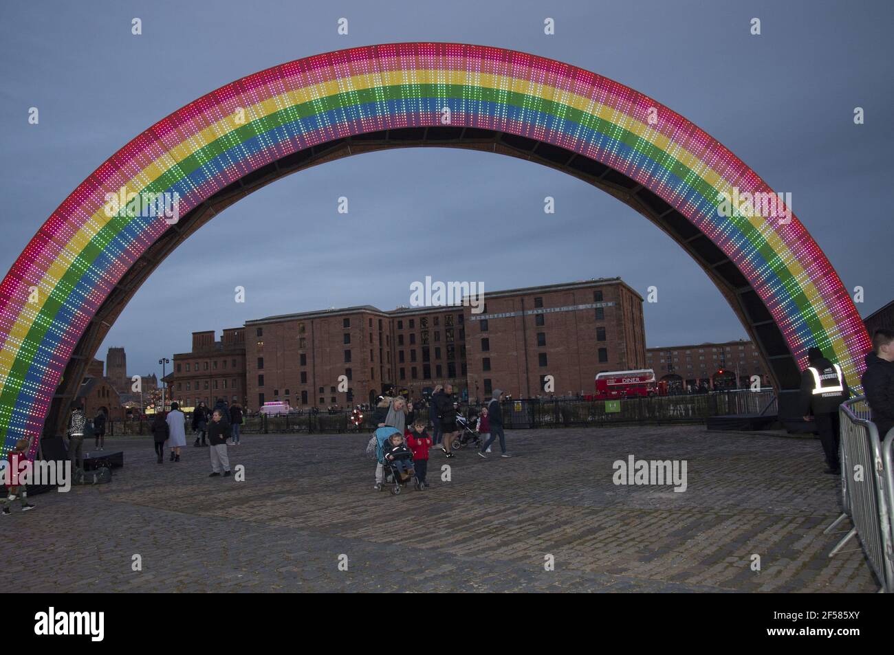 Liverpool, Großbritannien. März 2021, 24th. Die Rainbow Bridge ist Teil des "River of Light" Programms 2021 und wurde in Zusammenarbeit mit dem National Museums Liverpool nach Liverpool gebracht - für alle Details zu diesem Jahr "River of Light", besuchen Sie die spezielle Seite. Rainbow Bridge ist eine 75 Fuß lange, 30 Fuß hohe, 4 Fuß tiefe begehbare Regenbogenskulptur, gebaut aus 15.000 Pfund Stahl und Holz, bedeckt mit über 25.000 programmierbaren LEDs. Es zeigt Dutzende von Animationen, klangreaktive Muster und Interaktivität. Kredit: SPP Sport Presse Foto. /Alamy Live Nachrichten Stockfoto