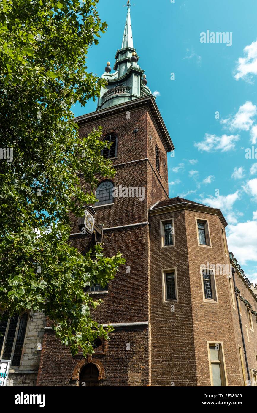 Vertikale Aufnahme der All Halloows-by-the-Tower Kirche in London, Großbritannien Stockfoto