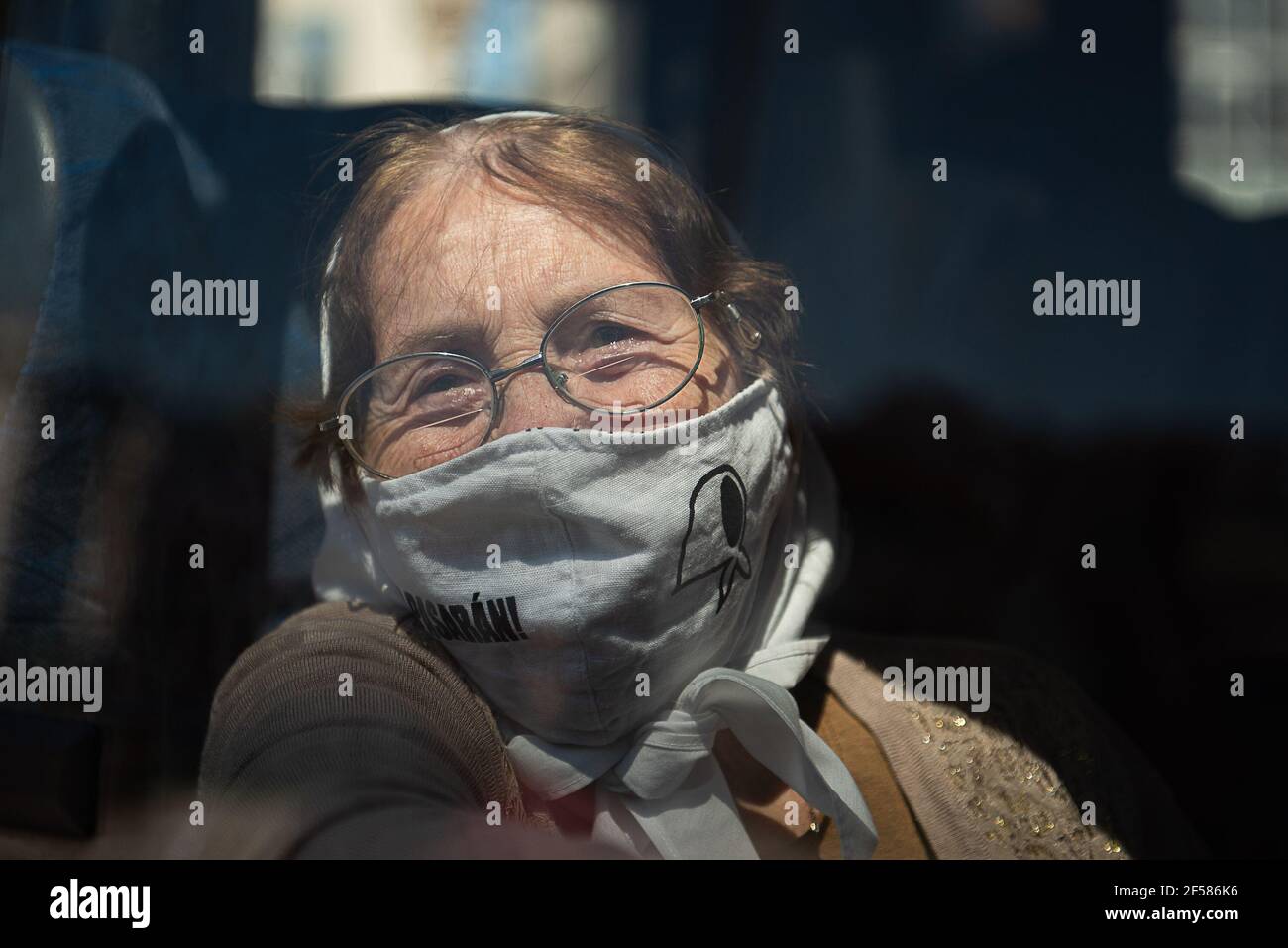 Mutter von Plaza de Mayo schaut auf die Kamera in ihrem Transport.die Mütter von Plaza de Mayo kehrten nach mehr als einem Jahr zurück, um zu mobilisieren. Zum Jahrestag des Militärputsches von 1976 in Argentinien. Stockfoto