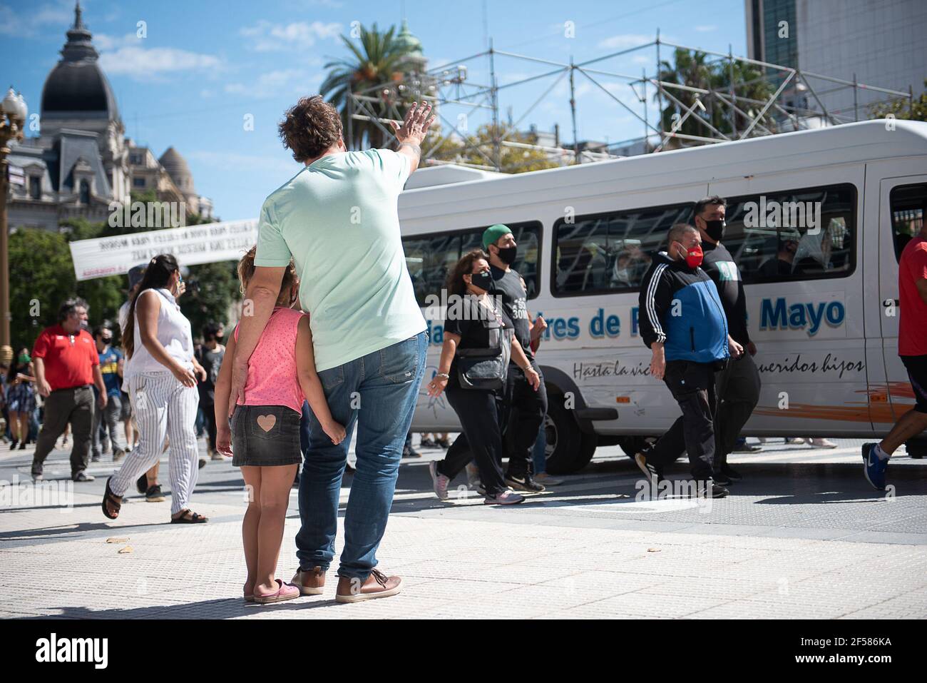 Ein Vater und seine Tochter winkten den Müttern der Plaza de Mayo zu.die Mütter der Plaza de Mayo kehrten nach mehr als einem Jahr zurück, um sich zu mobilisieren. Zum Jahrestag des Militärputsches von 1976 in Argentinien. Stockfoto