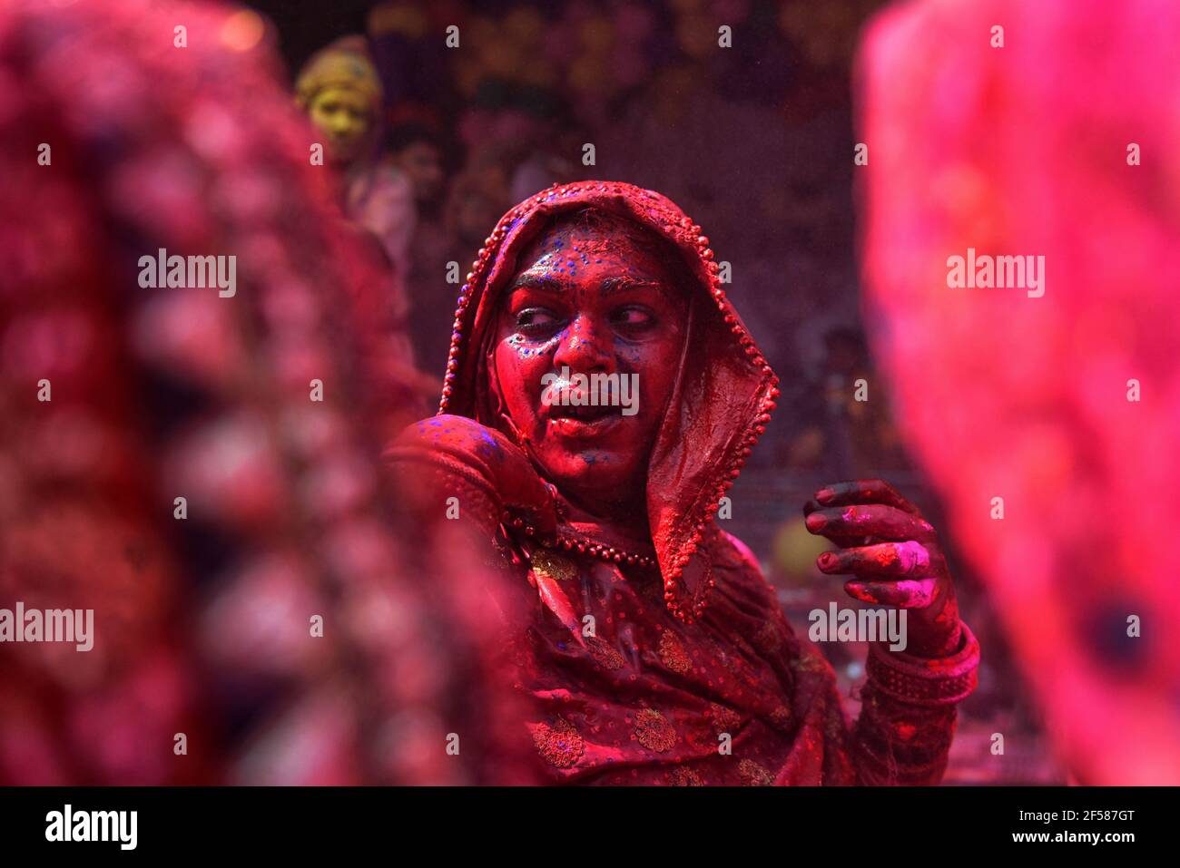 Transgender spielen mit bunten Pudern (Gulal) am Radharani Tempel von Nandgaon in Mathura während des HOLI Festivals.Holi Festival of India ist eines der größten bunten Feier in Indien, da viele Touristen und Anhänger versammeln, um dieses bunte Ereignis zu beobachten. Stockfoto