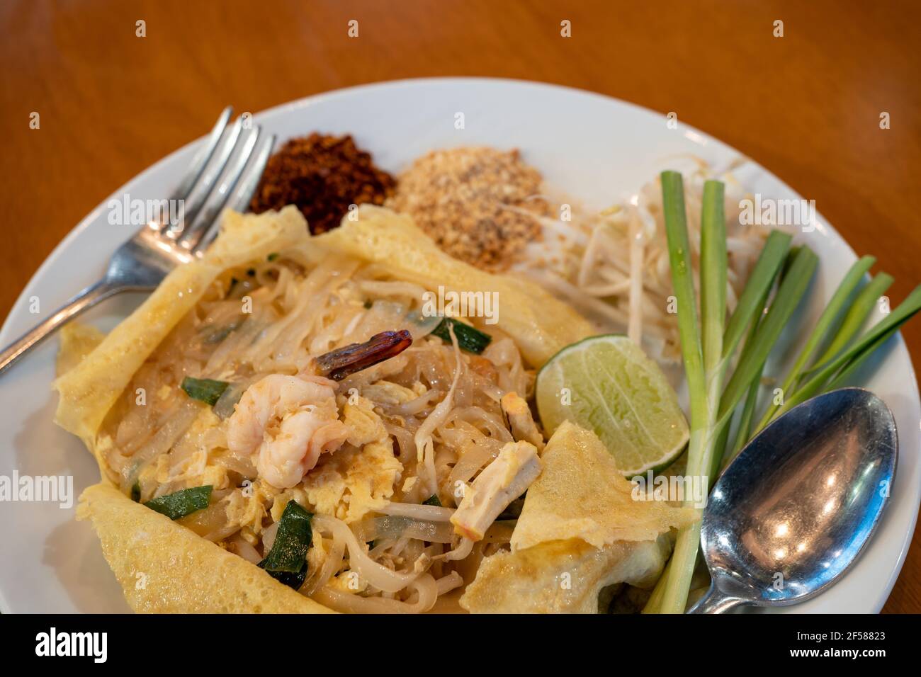 Thai gebratene Nudeln mit Garnelen und Gemüse. (Pad Thai) Stockfoto