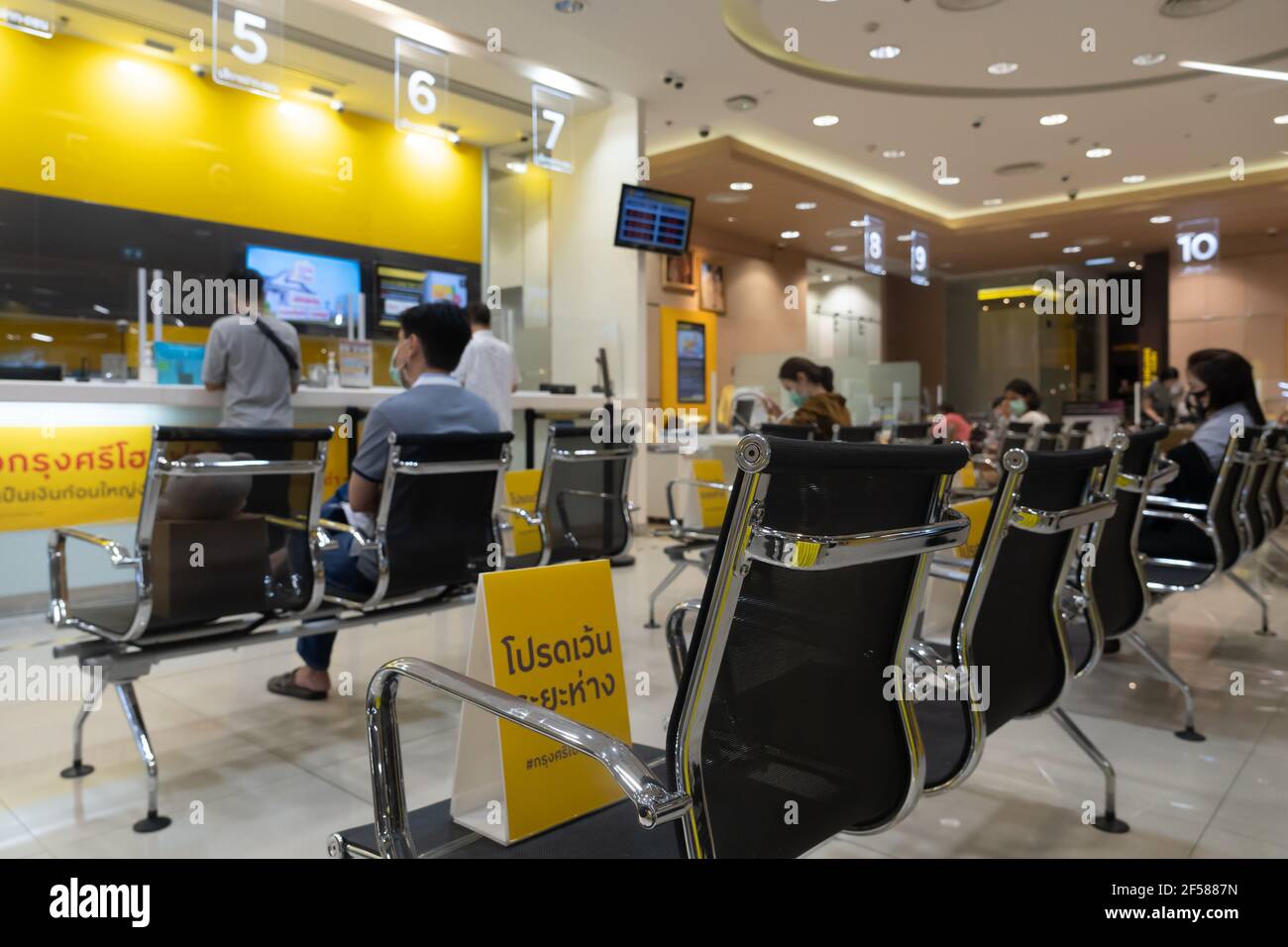 Samut Prakan, Thailand am 5. September 2020: Menschen warten darauf, die Bankdienstleistungen im Kaufhaus zu nutzen, Soziale Distanzierung für Schutz coro Stockfoto