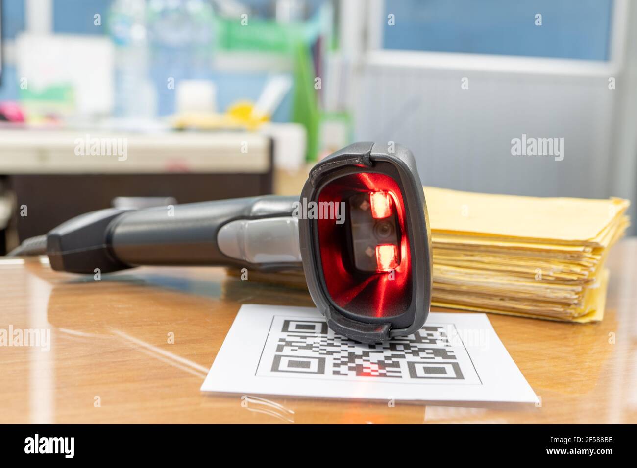 Barcodeleser zur Umwandlung von QR-Code oder Dokumenten in Daten in den Computer. Stockfoto