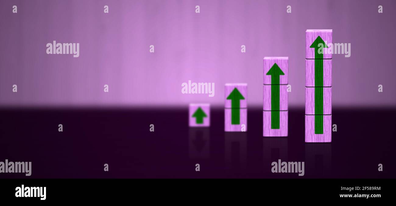 Karriereweg für Business-Wachstum und Erfolg-Prozess-Konzept. Wachsende Pfeile Schritt für Schritt oder Treppe Pfeilschritte von Holzblöcken gemacht. Diagramm Vergrößern Stockfoto