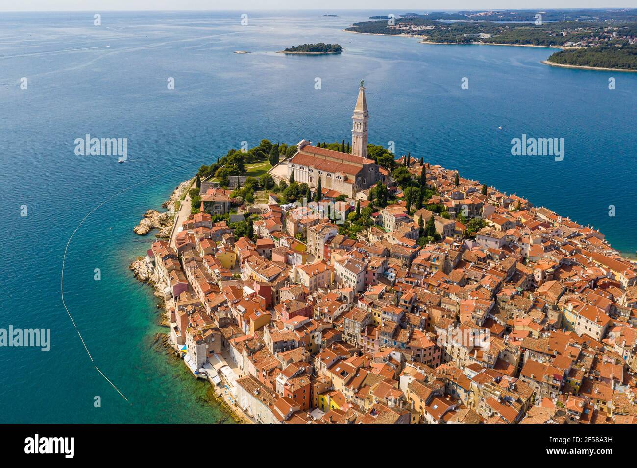 Luftaufnahme der atemberaubenden Altstadt von Rovinj mit Narow Straßen an der Adria in Istrien Region von Kroatien An einem sonnigen Tag Stockfoto