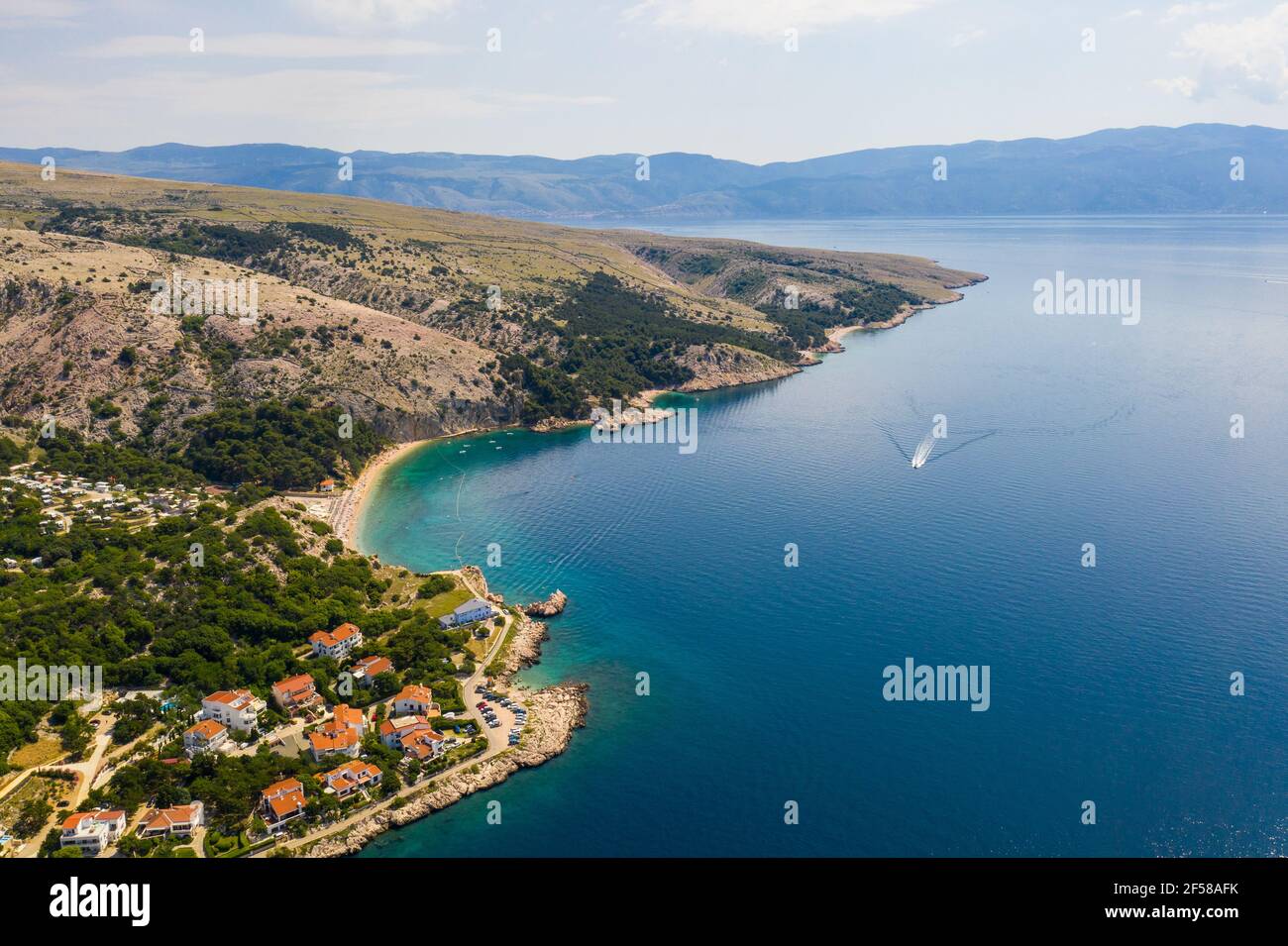 Luftaufnahme der zerklüfteten Küste der Insel Krk An der Adria in Kroatien Stockfoto
