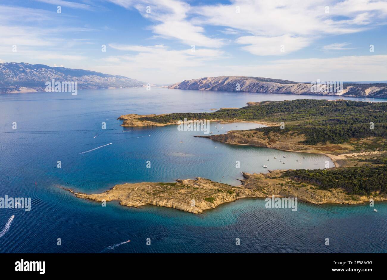 Luftbild Vire der atemberaubenden Küste mit Sandstrand in der Lopar Bereich der Insel Rab an der Adria in Dalmatien, Kroatien Stockfoto