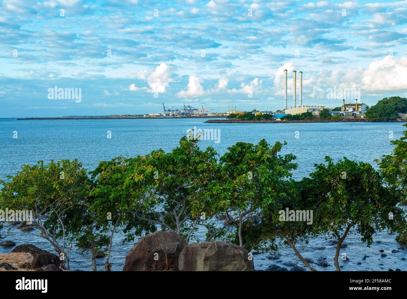 meereslandschaft mit wolkenblauem Himmel an der Pointe Aux Sable, im Westen von Mauritius. Stockfoto