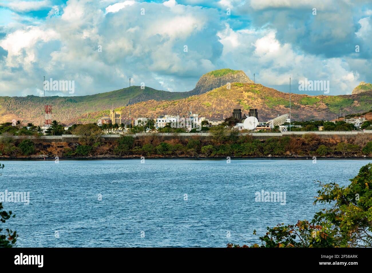 seascape mit Bergblick bei Pointe Aux Sable, Mauritius. Stockfoto