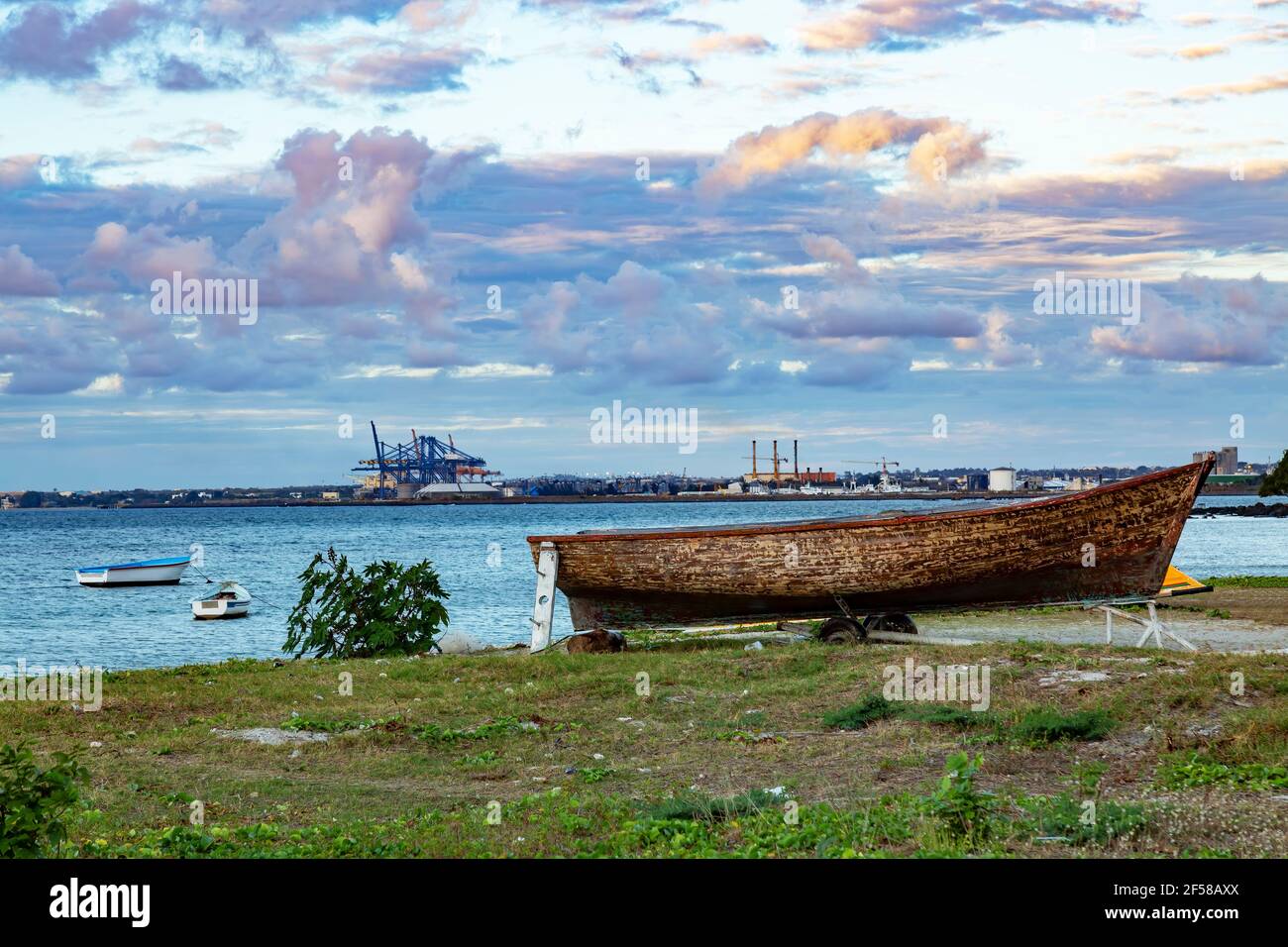 altes Fischerboot am Strand Stockfoto