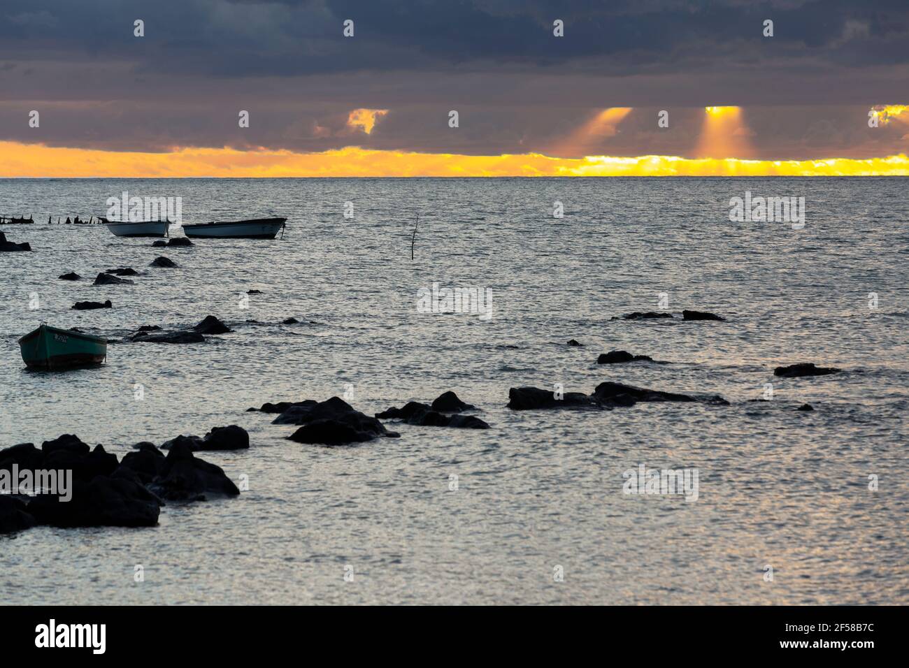 Sonnenuntergang über dem Meer. Stockfoto