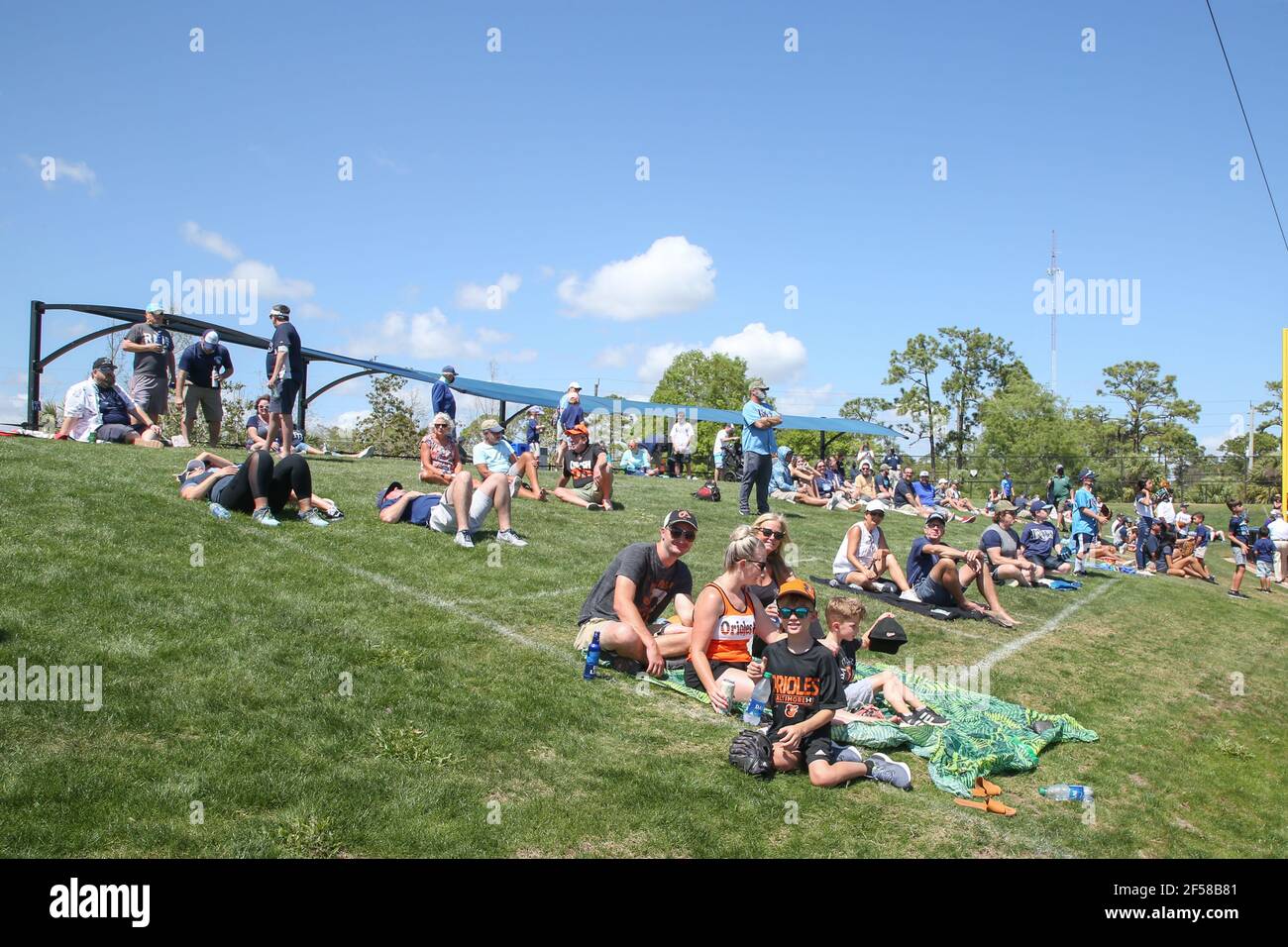 16. März 2021 Port Charlotte: Ein allgemeiner Blick auf die Fans auf dem Rasen während eines Baseballspiels im Charlotte Sports Park. Die Strahlen sind Stockfoto