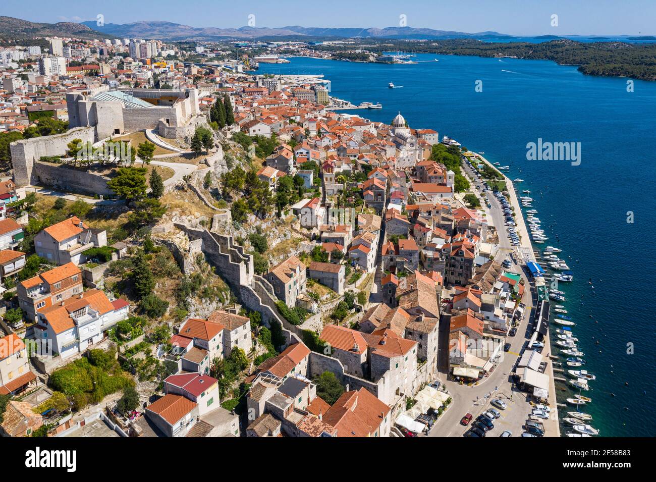 Luftaufnahme der Altstadt von Šibenik an der Adria Meer in Kroatien an einem sonnigen Sommertag Stockfoto