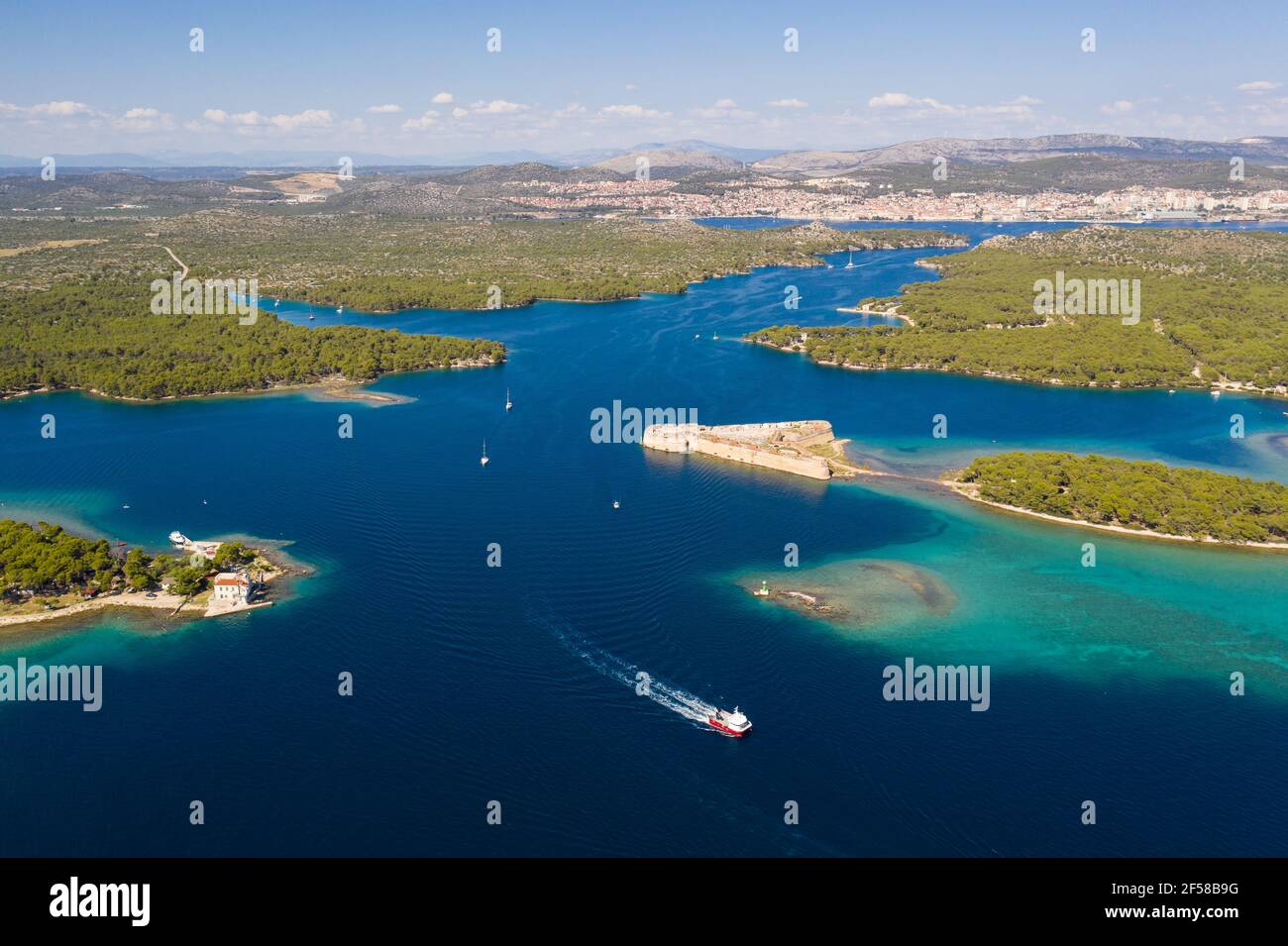 Atemberaubende Luftaufnahme der Festung St. Nikolaus am Eingang des Kanals St. Antonius, der in einem sonnigen Sommer zur Stadt Sibenik in Kroatien führt Stockfoto