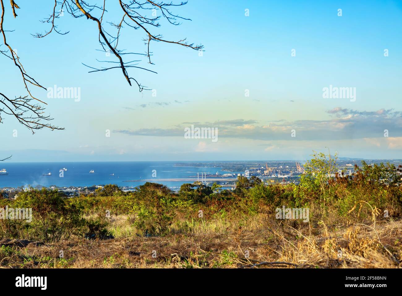 Wildes, unbebautes Land mit Meer im Hintergrund. Stockfoto