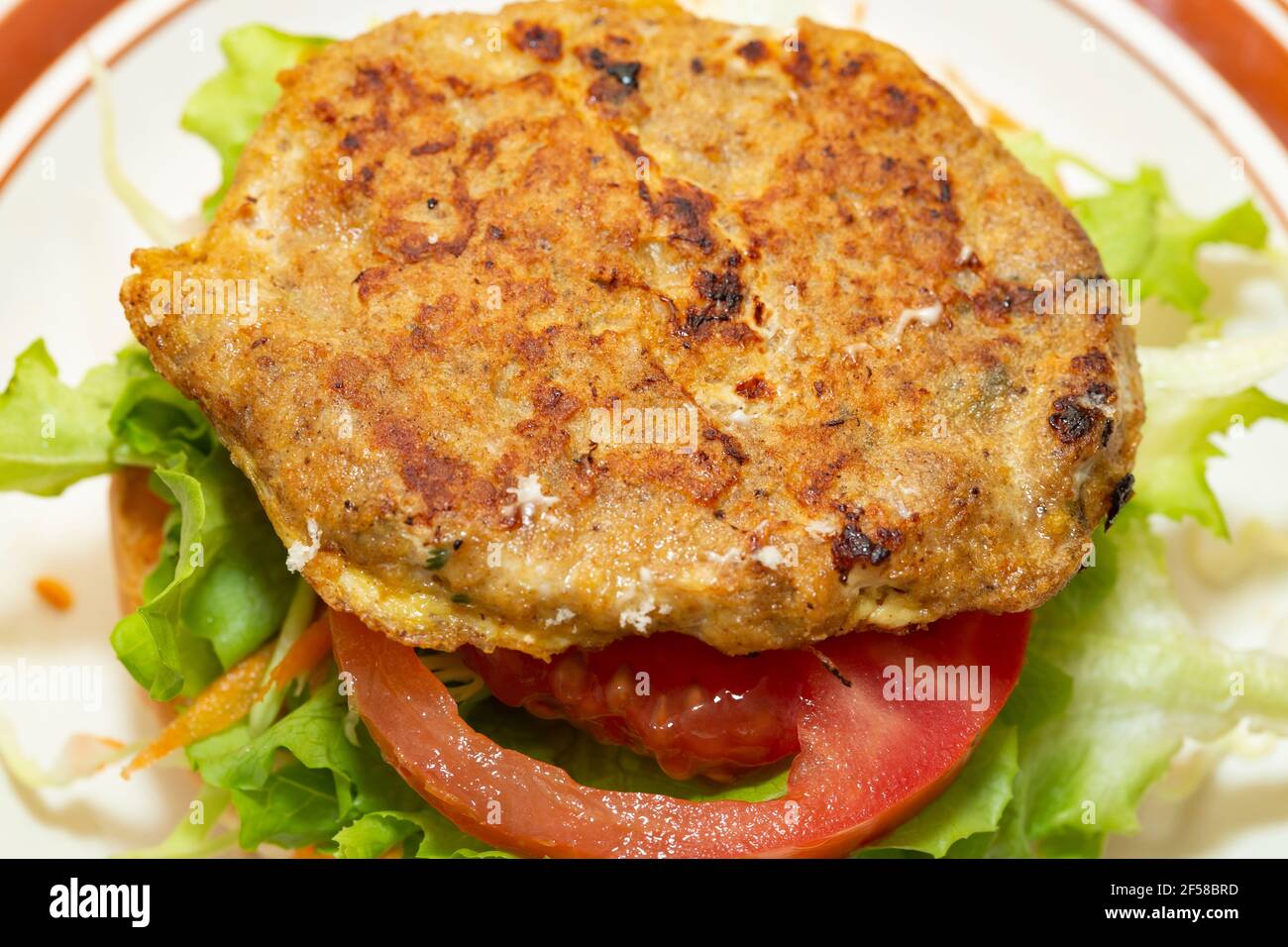 Hähnchenburger auf weißem Hintergrund. Stockfoto