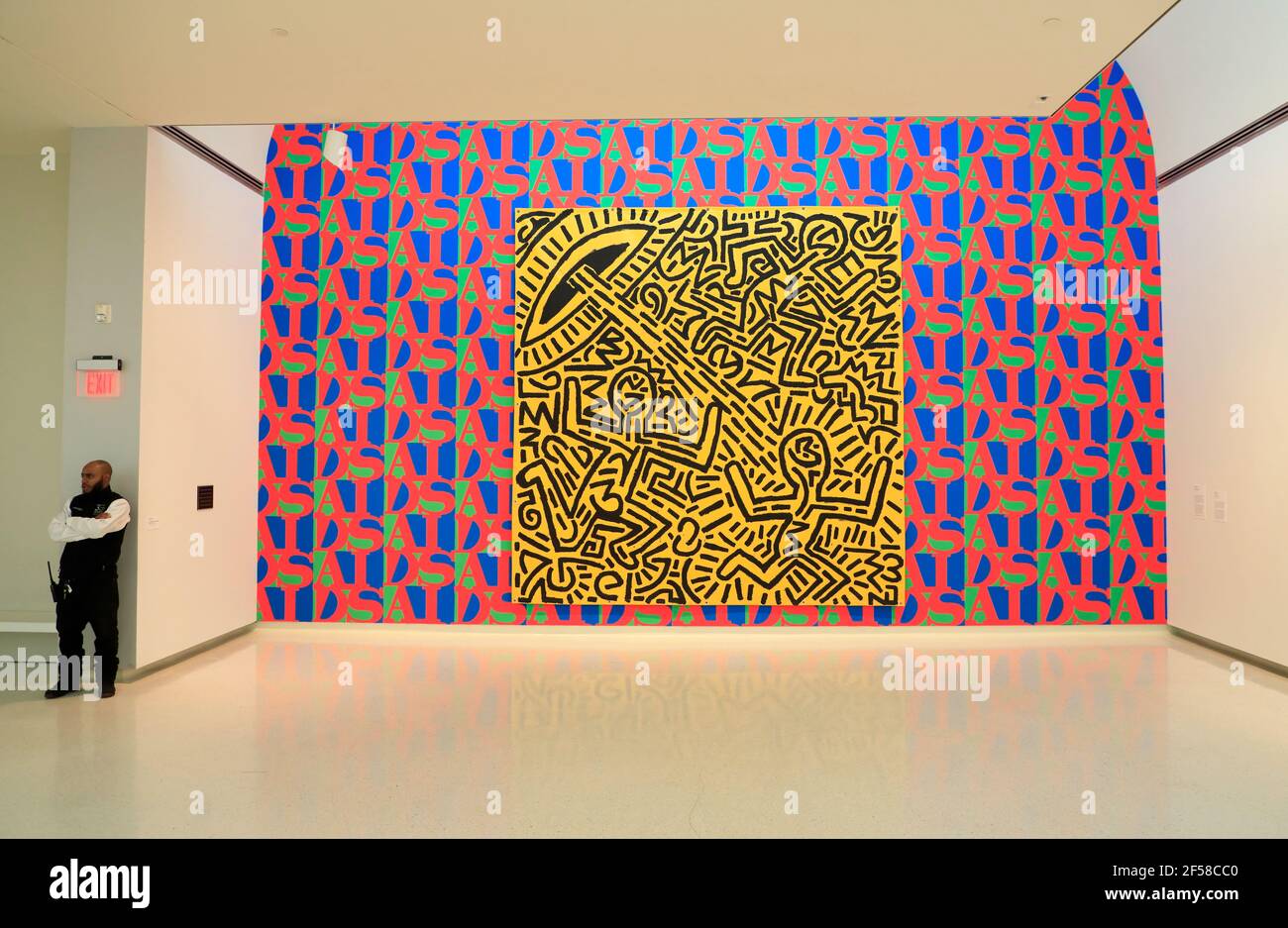 Ein Museumswächter mit Untitled (1981) des New Yorker Graffiti-Künstlers Keith ist im Carnegie Museum of Art ausgestellt.Pittsburgh.Pennsylvania.USA Stockfoto