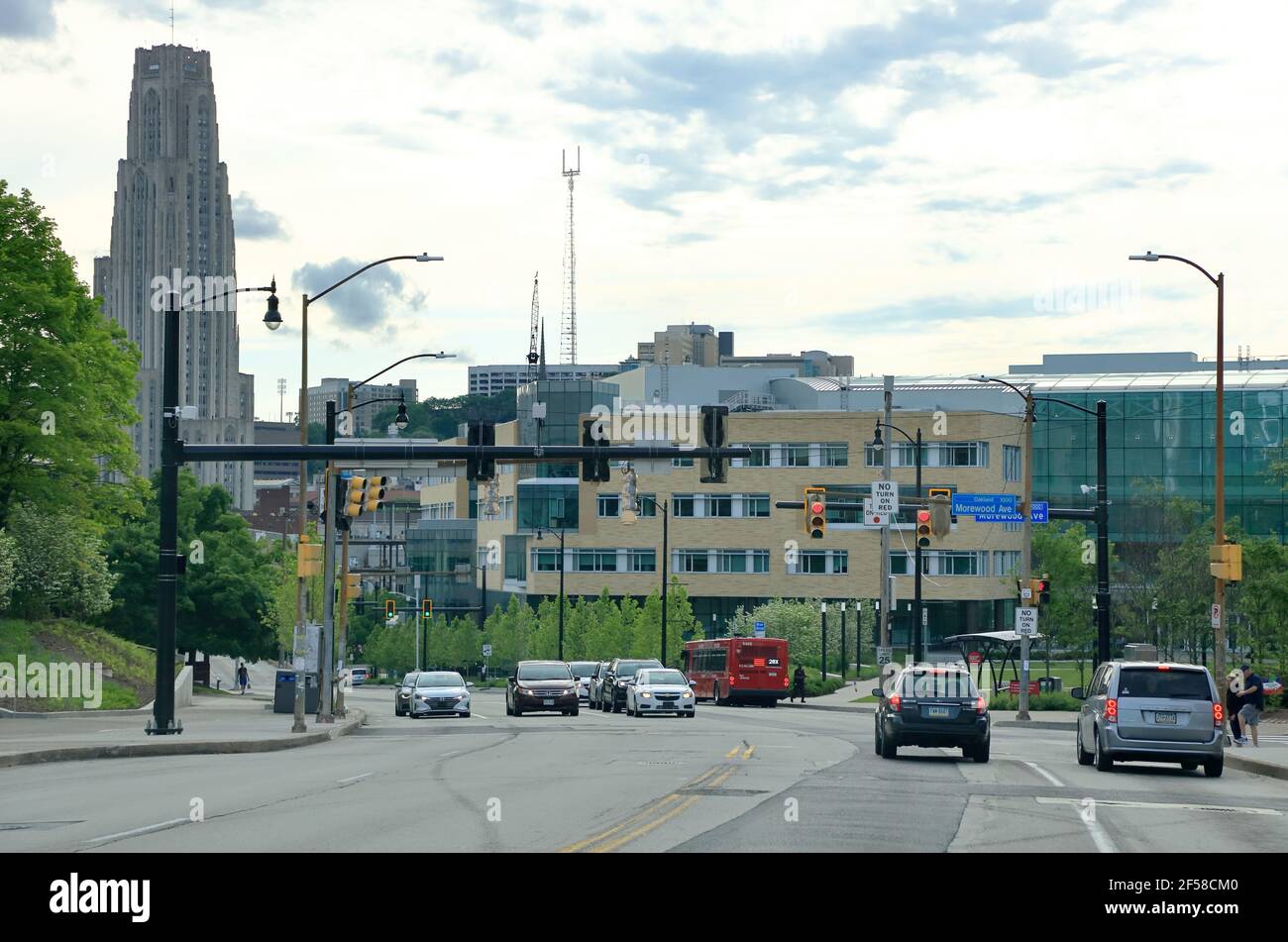 Straßenszene in der Nachbarschaft von Oakland mit der Kathedrale des Lernens.Universität von Pittsburgh.Pennsylvania.USA Stockfoto
