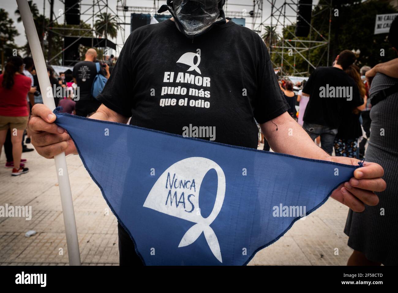 Buenos Aires, Argentinien. März 2021, 24th. Ein Protestant, der während der Gedenkfeier die Mütter und Großmütter der Plaza de Mayo mit einem markanten Tuch behielt.Familienangehörige, verschiedene Menschenrechtsorganisationen und politische Parteien protestieren gegen die Opfer der Militärdiktatur seit dem 45-jährigen zivil-militärischen Putsch in Argentinien. Die Veranstaltung wird als nationaler Tag für Erinnerung, Wahrheit und Gerechtigkeit bezeichnet. (Foto: Alejo Manuel Avila/SOPA Images/Sipa USA) Quelle: SIPA USA/Alamy Live News Stockfoto