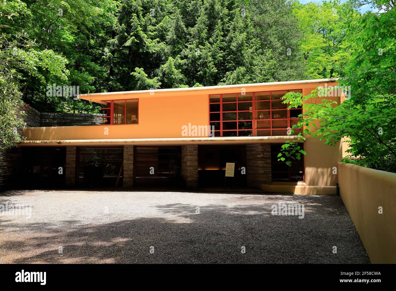 Die Garagen und die Rückseite des Fallingwater House designed by Frank Lloyd Wright.Mill Run.Pennsylvania.USA Stockfoto