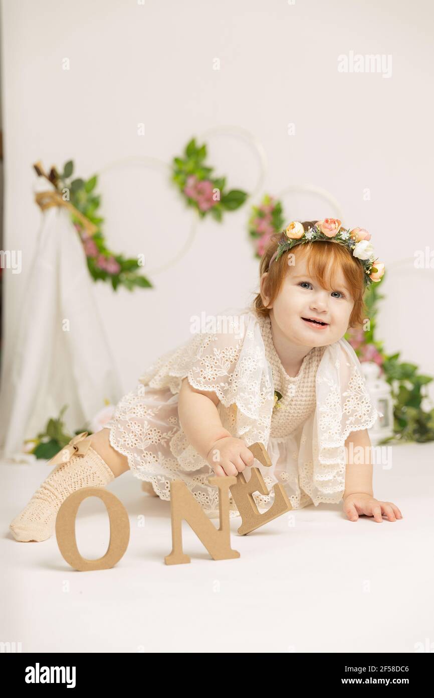 Porträt von Rotschopf, schön lächelnd Kleinkind Baby Mädchen, ein Jahr alt Stockfoto