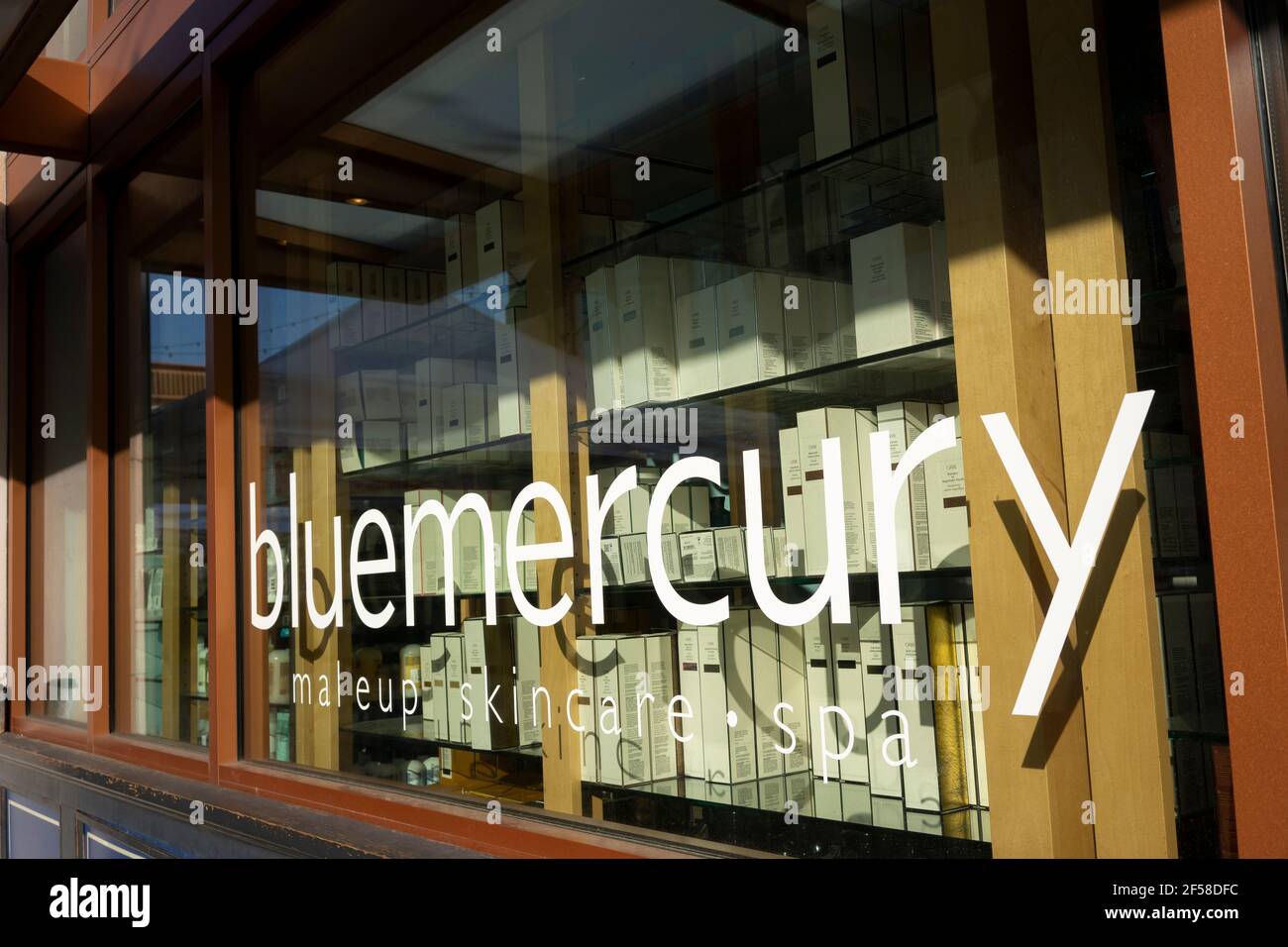 Das Schaufensterdesign eines Bluemercury-Geschäfts in Tigard, Oregon, am 3. März 2021. Bluemercury ist eine Kette von amerikanischen Schönheitssalon. Stockfoto