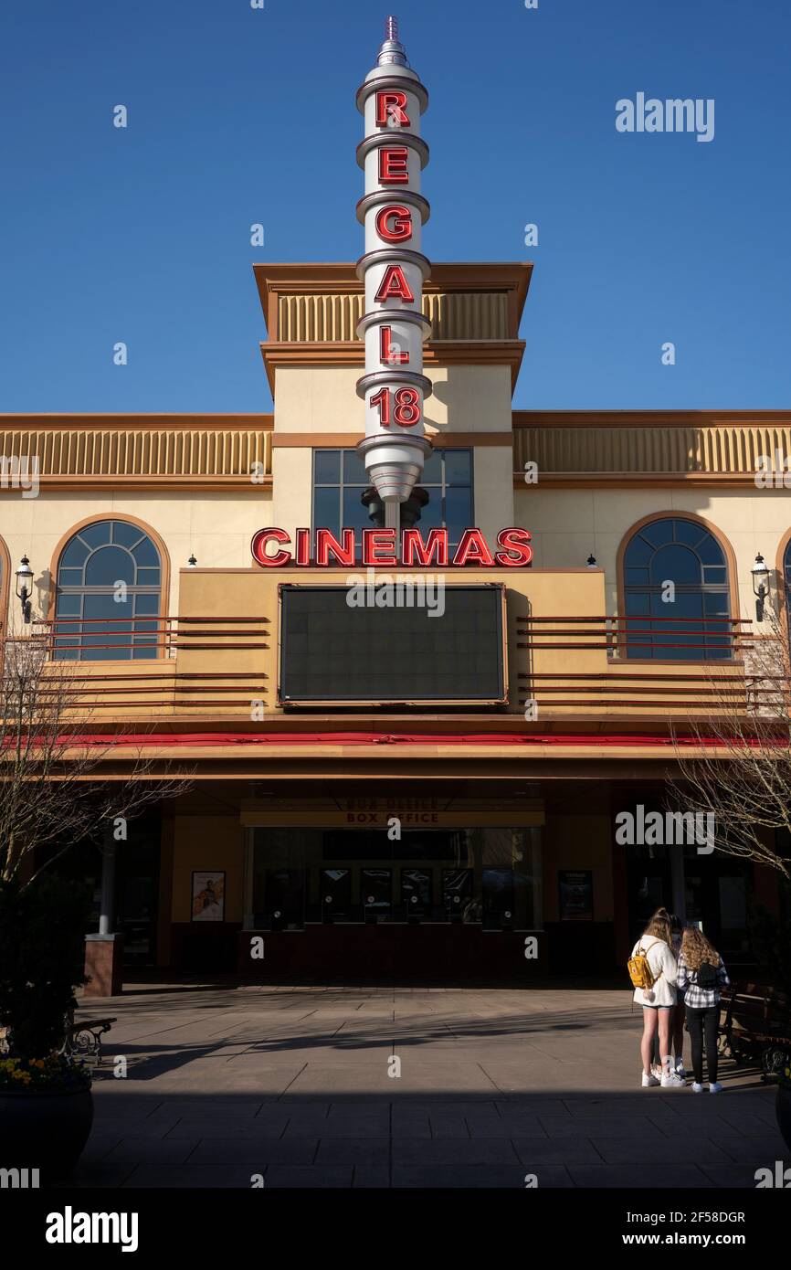 Jugendliche treffen sich am Mittwoch, den 3. März 2021, im Bridgeport Village Shopping Center in Tigard, Oregon, vor dem geschlossenen Regal Theatre. Stockfoto