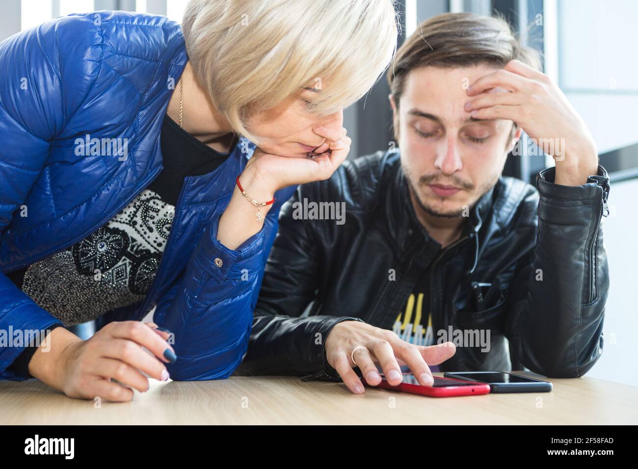 Der junge Ingenieur in Kiew denkt als Chefin über eine Lösung nach Versucht zu sehen, wie er die Arbeitsaufgabe löst Zur Modernisierung des Unternehmens Stockfoto