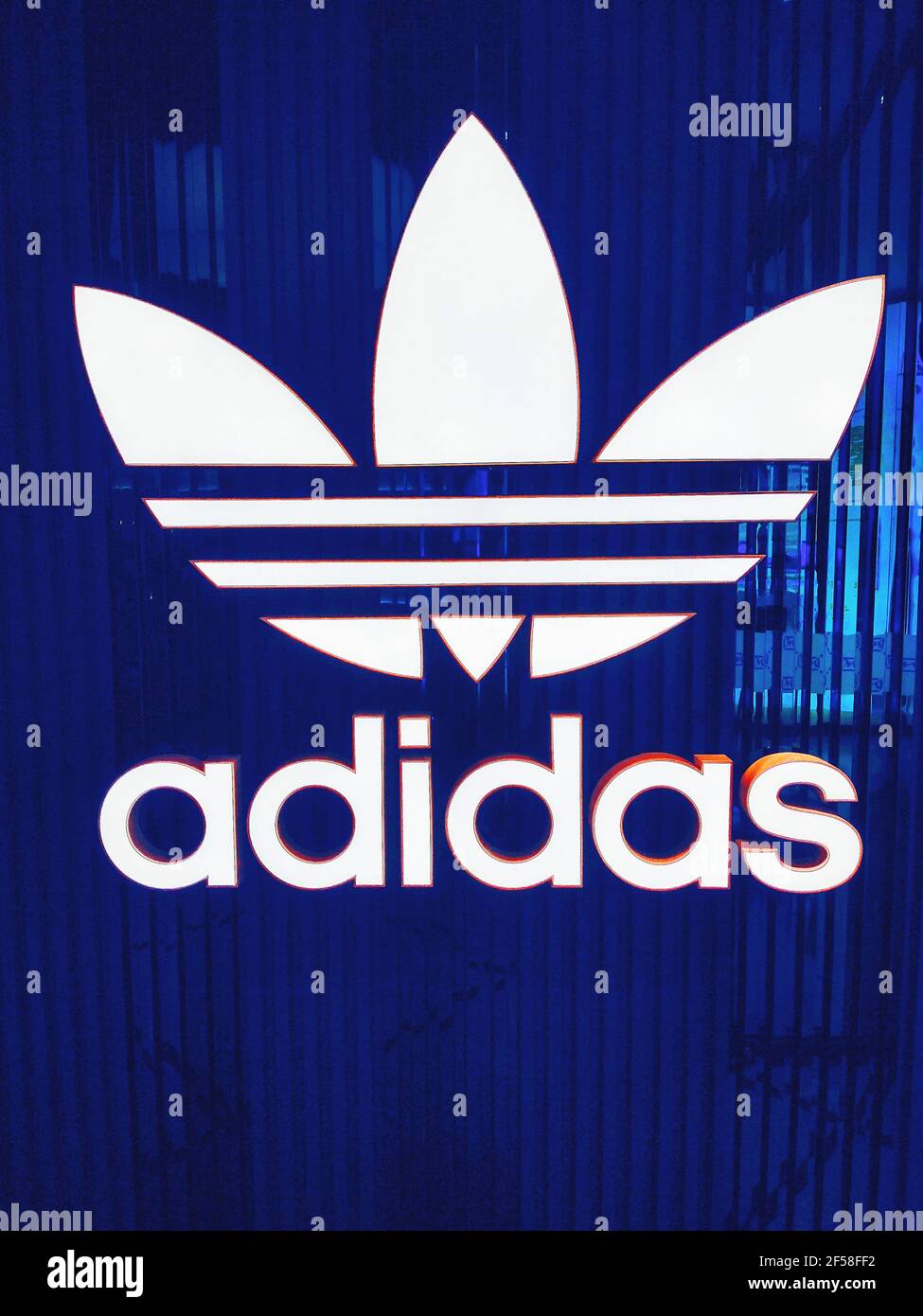 SHANGHAI, CHINA - 25. OKTOBER 2019 - das Foto vom 25. Oktober 2019 zeigt den Offline-Store der Sportmarke Adidas in Shanghai, China. (Foto von Xing Yun / Costfoto/Sipa USA) Stockfoto