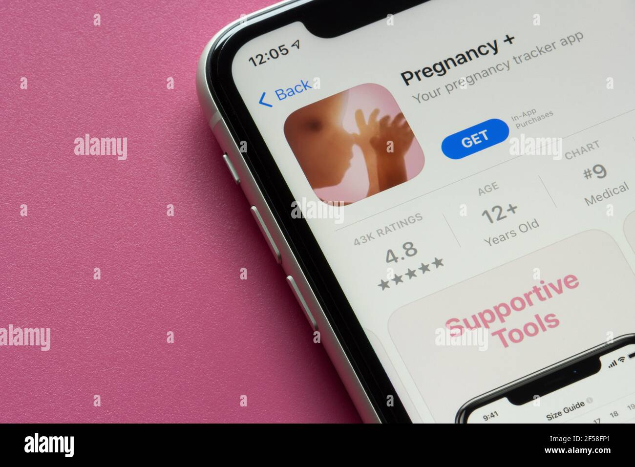 Die mobile App „Schwangerschaft Plus“ wird im App Store auf einem iPhone angezeigt. Die Anwendung Schwangerschaftstracker wird von Health and Parenting Ltd. Entwickelt Stockfoto