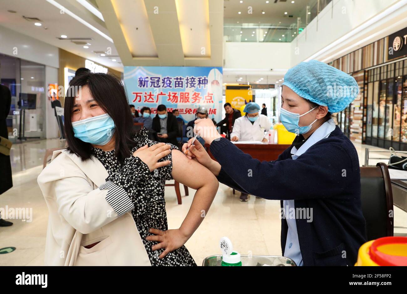 HUAI'AN, CHINA - 25. MÄRZ 2021 - EIN Bürger wird an einer Impfstelle in Huai 'an, ostchinesische Provinz Jiangsu, geimpft, 25. März 2021. (Foto: Zhao Qirui/Costfoto/Sipa USA) Quelle: SIPA USA/Alamy Live News Stockfoto