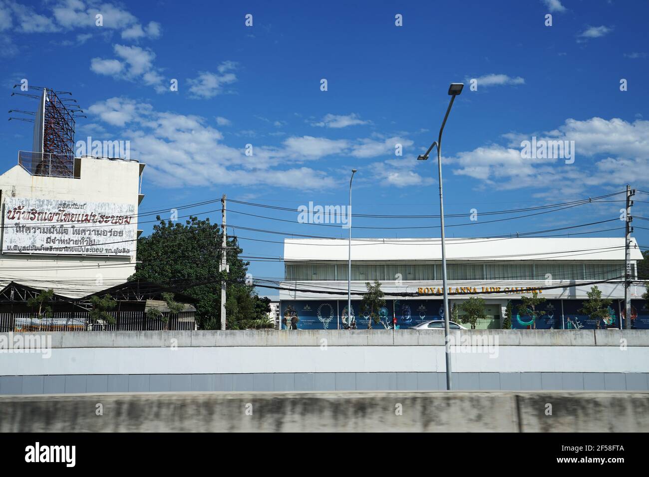 Außenarchitektur und Gebäudedesign der Provinz Chiang Mai mit wolkiger blauer Himmel im Norden Thailands Stockfoto