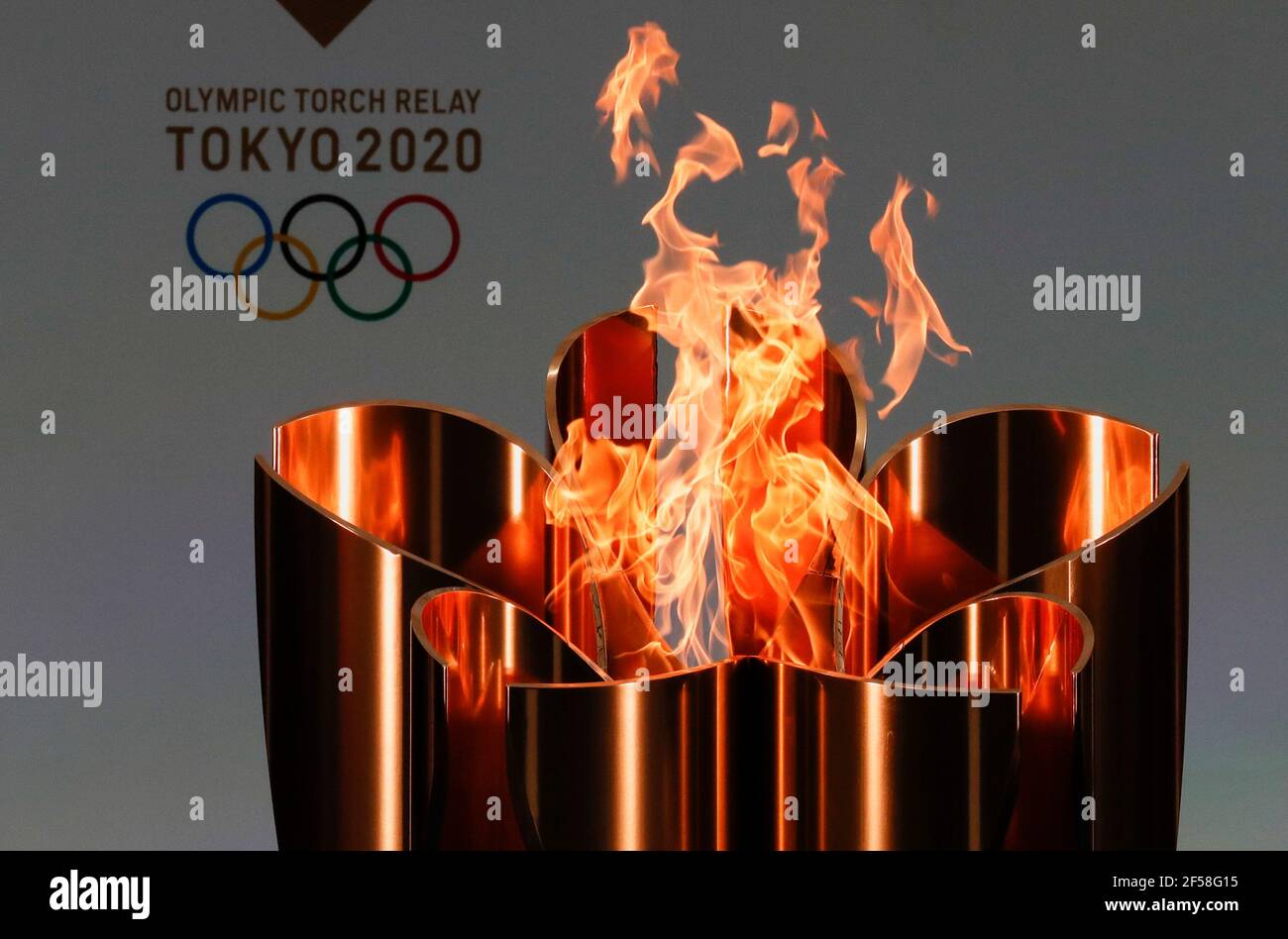 FUKUSHIMA, 25. März 2021 der Festkessel wird am ersten Tag des olympischen Fackellaufs von Tokio 2020 im J-Village National Training Center in Futaba, Fukushima, Japan, am 25. März 2021 angezündet. (Kim Kyung-Hoon/Pool via Xinhua) Stockfoto
