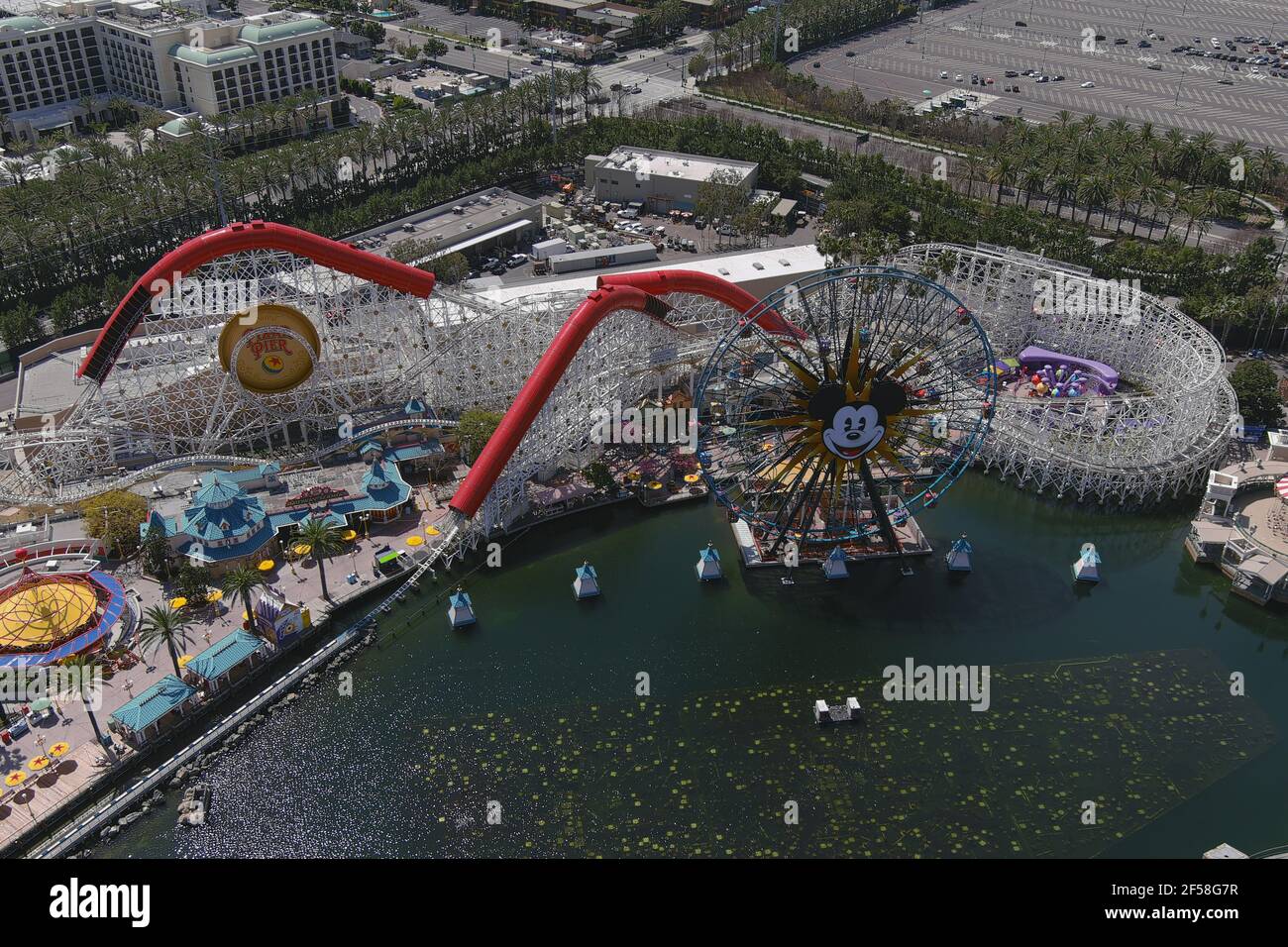 Eine Luftaufnahme von Mickey's Fun Wheel und der Indricoaster Achterbahnfahrt im Disney California Adventure Park, Mittwoch, 24. März 2021, in Anahe Stockfoto