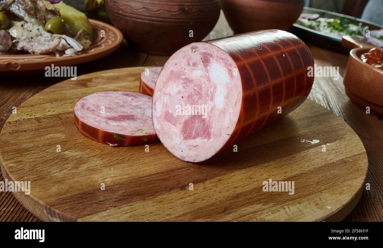 Prasky-Wurst - polnisch-amerikanische Art von grobgemahlener Sommerwurst oder Salami im Zusammenhang mit einer deutschen Thuringer-Wurst, Stockfoto