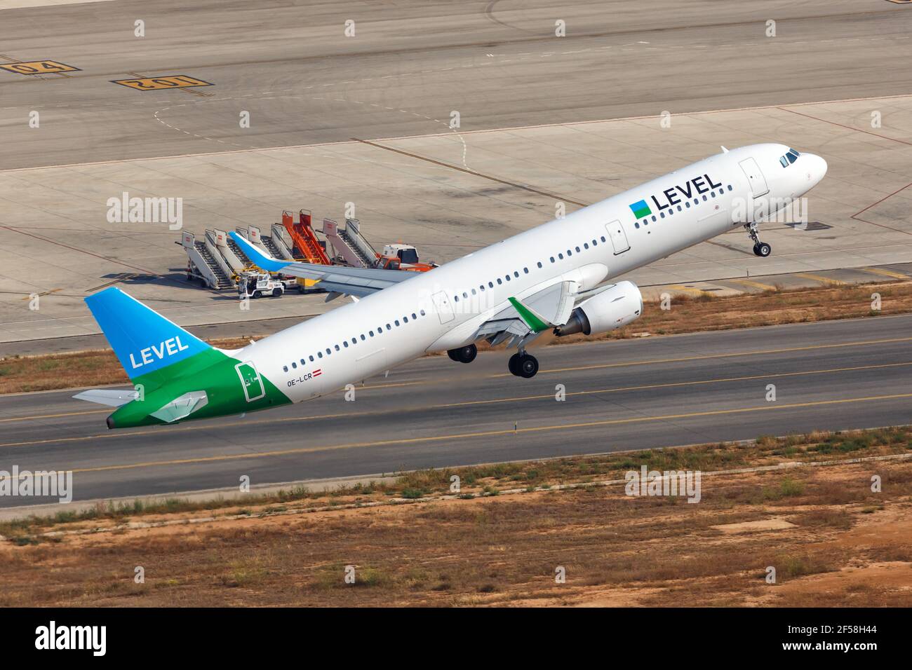 Palma de Mallorca, Spanien - 21. Juli 2018: Luftaufnahme eines Level Airbus A321 Flugzeugs, das am Flughafen Palma de Mallorca in Spanien abfliegt. Stockfoto