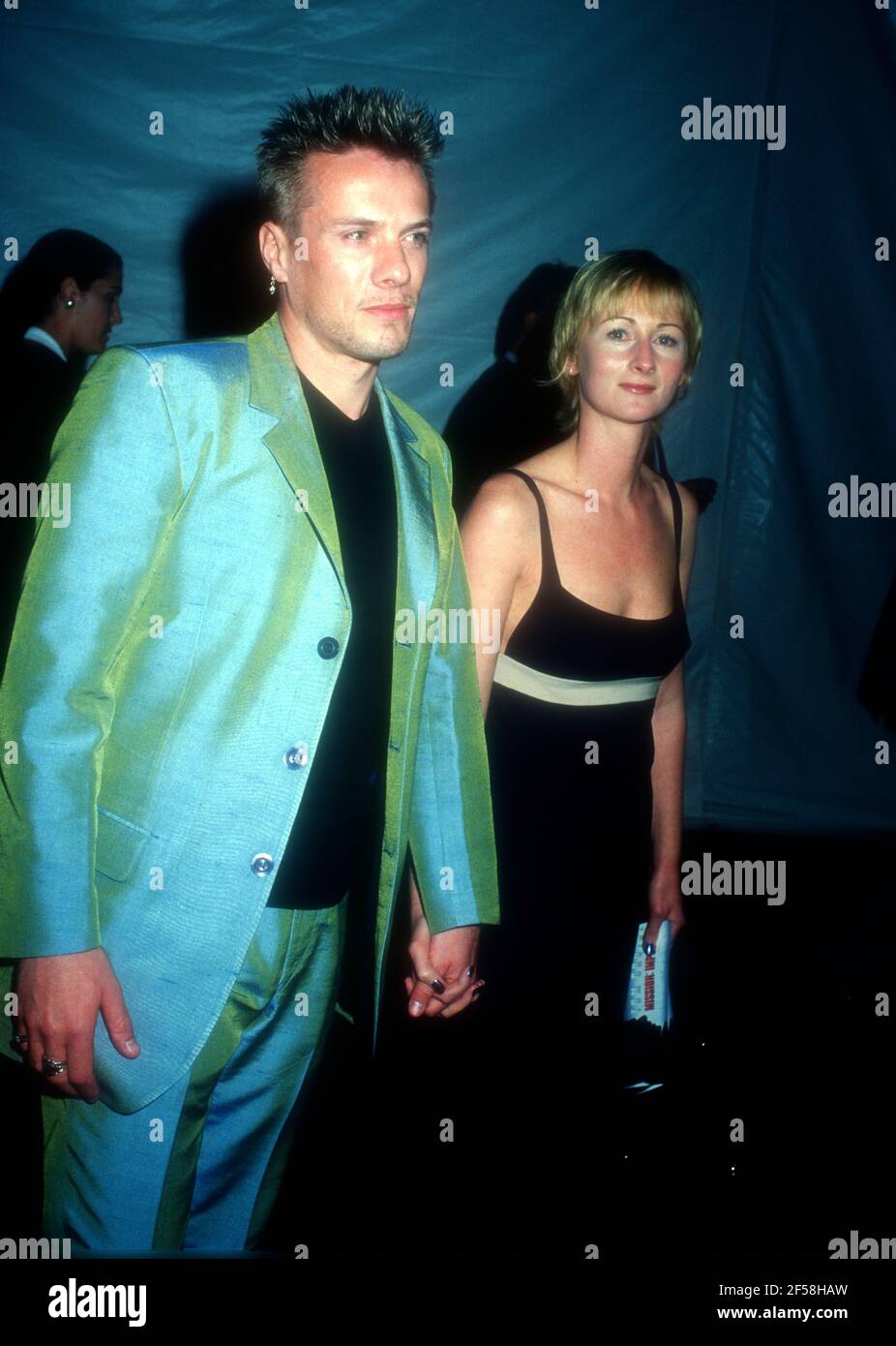 Westwood, California, USA 20th. Mai 1996 der Musiker Larry Mullen Jr. von U2 und seine Partnerin Ann Acheson besuchen Paramount Pictures' 'Mission Impossible' Premiere am 20. Mai 1996 im Mann Bruin Theater in Westwood, Kalifornien, USA. Foto von Barry King/Alamy Stockfoto Stockfoto