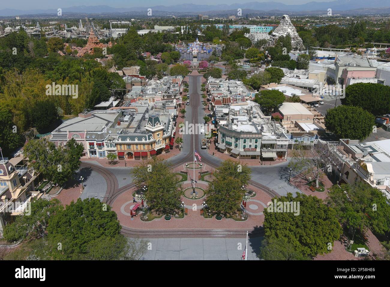 Eine Luftaufnahme der Main Street U.S.A.und des Dornröschenschlosses im Disneyland Park, Mittwoch, 24. März 2021, in Anaheim, Kalif. Stockfoto