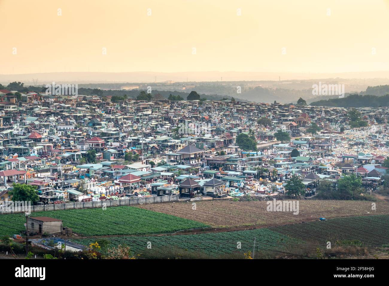 Pleiku Stadt, Gia Lai Provinz, Vietnam - 6. März 2021: Panoramablick auf den Friedhof in Pleiku Stadt, Gia Lai Provinz, Vietnam. Stockfoto