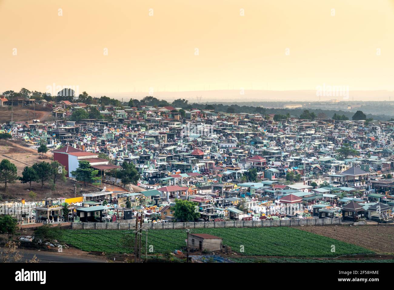 Pleiku Stadt, Gia Lai Provinz, Vietnam - 6. März 2021: Panoramablick auf den Friedhof in Pleiku Stadt, Gia Lai Provinz, Vietnam. Stockfoto