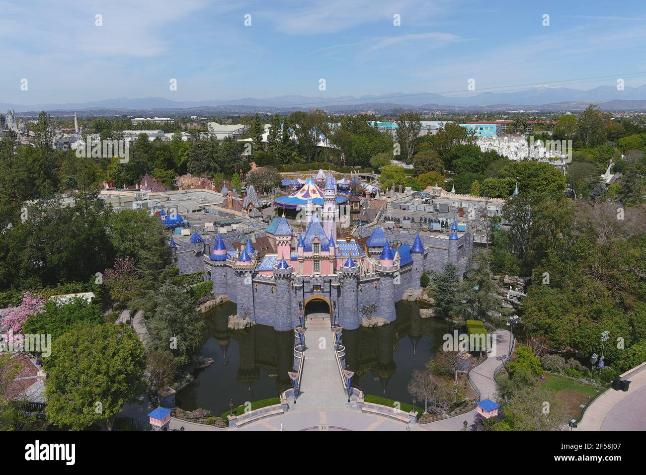 Eine Luftaufnahme des Dornröschenschlosses im Disneyland Park, Mittwoch, 24. März 2021, in Anaheim, Kalif. Stockfoto