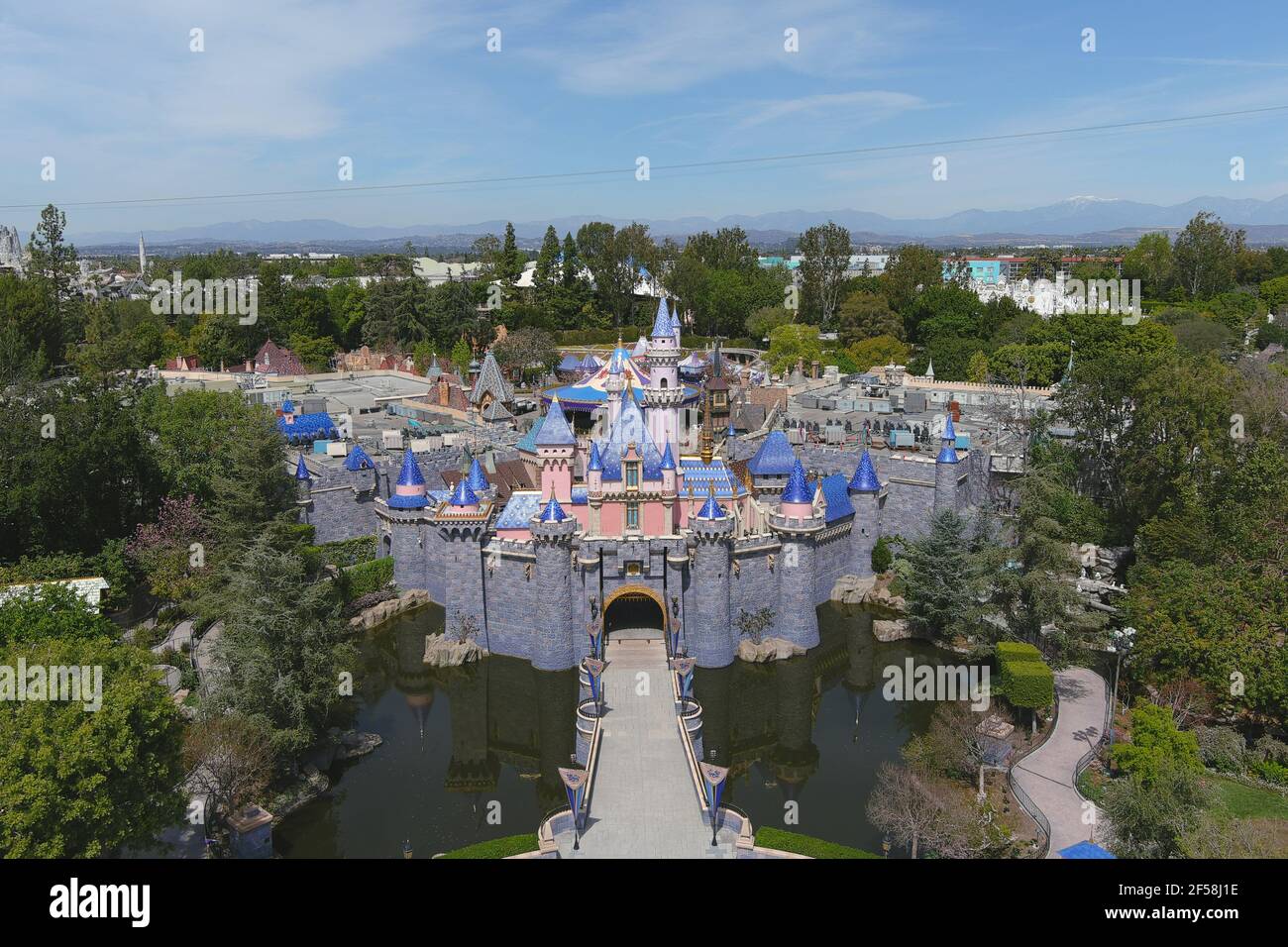 Eine Luftaufnahme des Dornröschenschlosses im Disneyland Park, Mittwoch, 24. März 2021, in Anaheim, Kalif. Stockfoto
