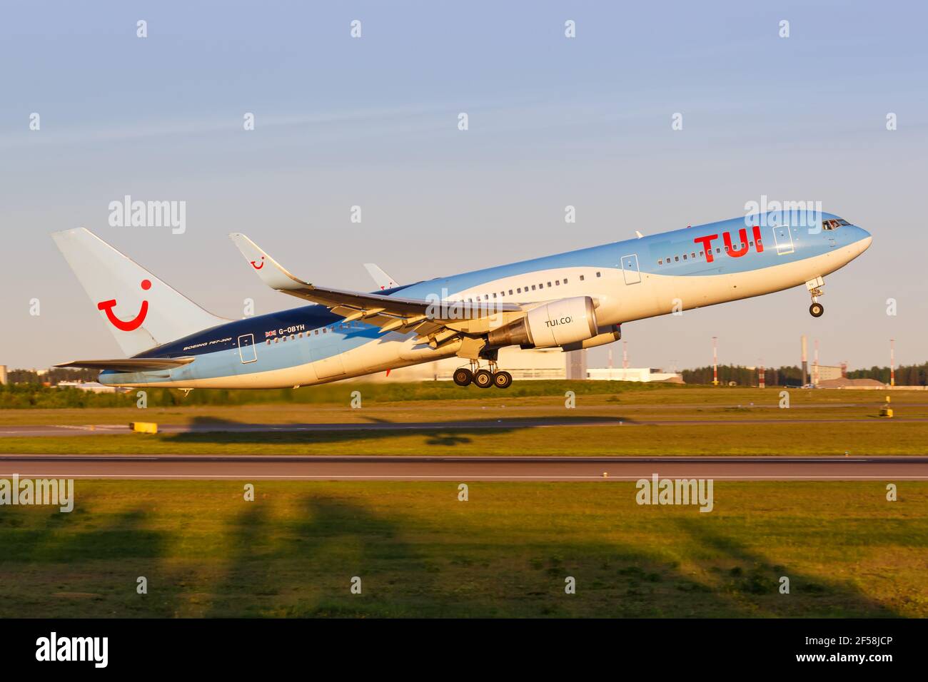 Helsinki, Finnland - 24. Mai 2018: Eine TUI Boeing 767 am Flughafen Helsinki (HEL) in Finnland. Boeing ist ein amerikanischer Flugzeughersteller Headquar Stockfoto