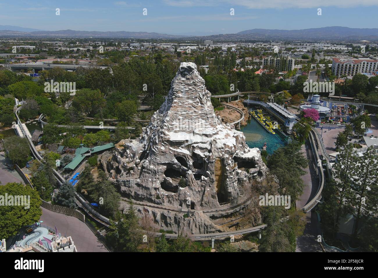 Eine Luftaufnahme der Matterhorn Bobbahn im Disneyland Park, Mittwoch, 24. März 2021, in Anaheim, Kalif. Stockfoto