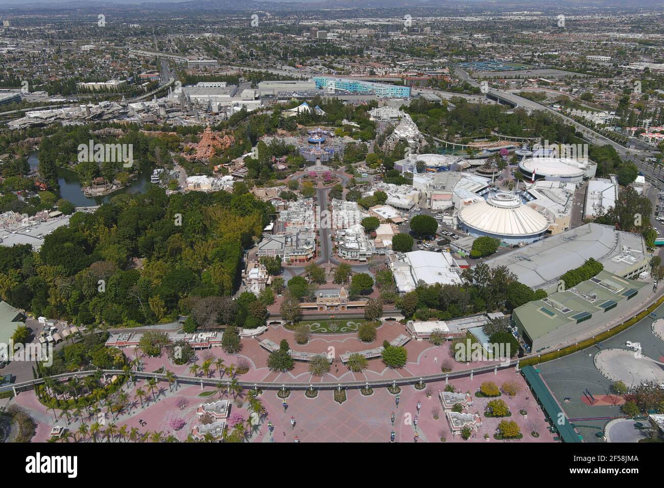 Eine Luftaufnahme des Disneyland Parks, Mittwoch, 24. März 2021, in Anaheim, Kalif. Stockfoto