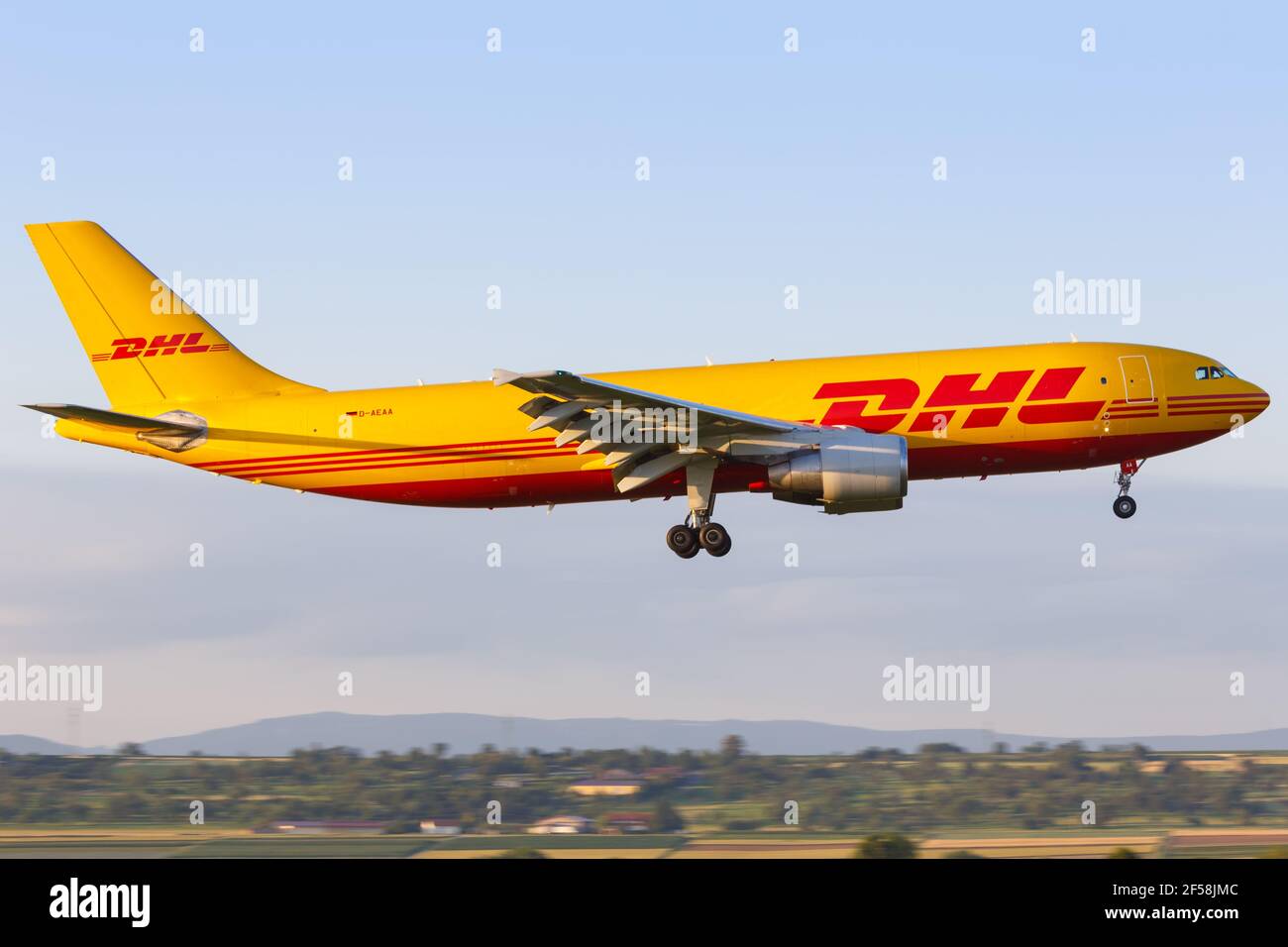 Stuttgart, 22. Juni 2018: Ein DHL Airbus A300-600F Flugzeug am Stuttgarter Flughafen (STR) in Deutschland. Airbus ist ein europäischer Flugzeughersteller Stockfoto