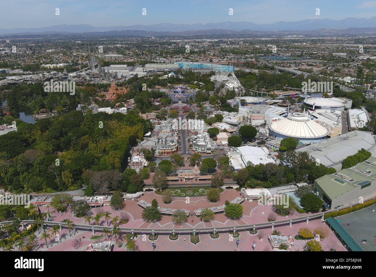 Eine Luftaufnahme des Disneyland Parks, Mittwoch, 24. März 2021, in Anaheim, Kalif. Stockfoto