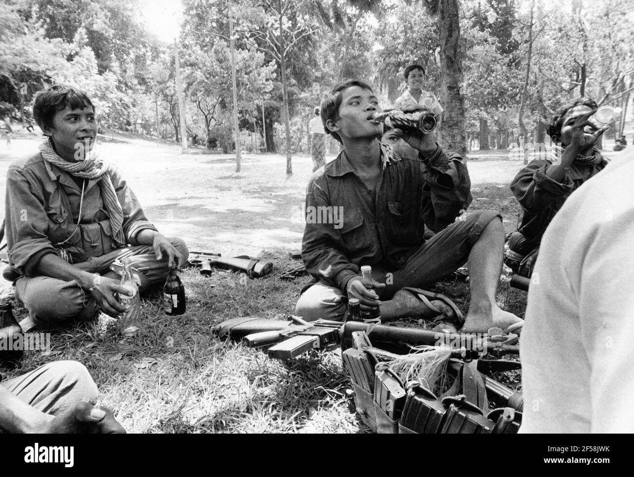 Phnom Penh 1975-05-09 Phnom Penh befreit! Guerilla-Soldaten genießen während einer Pause Bier und Pepsi Cola. Foto: Sven-Erik Sjoberg / DN / TT / Code: 53 Stockfoto