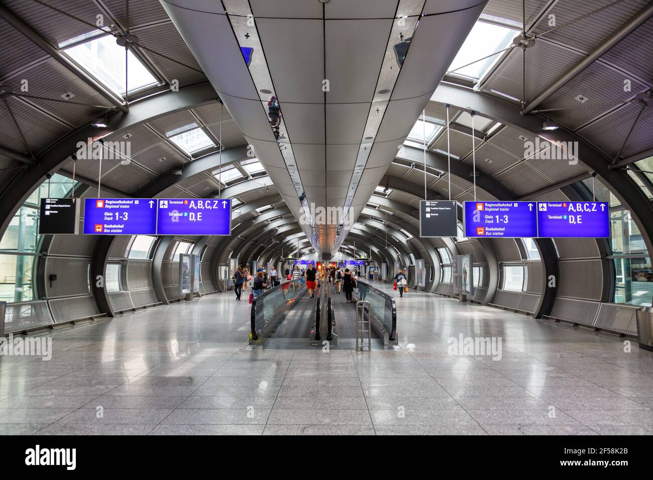 Frankfurt, Deutschland 27. Mai 2018 Laufsteg zwischen Terminal und Bahnhof am Frankfurter